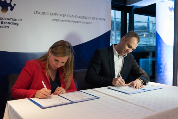 Zvezdovics Anita és Horváth Ádám a Brandfizz Employer Branding képviseletében aláírják az Európai Employer Branding Szövetség alapító okiratát.
